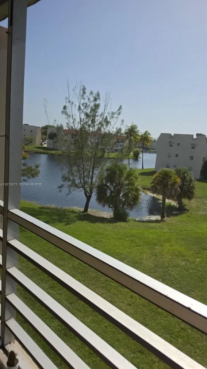 8000 Sunrise Lakes Dr #309 Sunrise, FL 33322