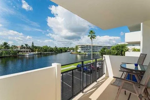 401 Golden Isles Dr #211