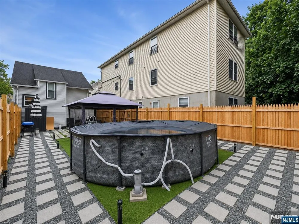 239 19th Street Newark, NJ 07103