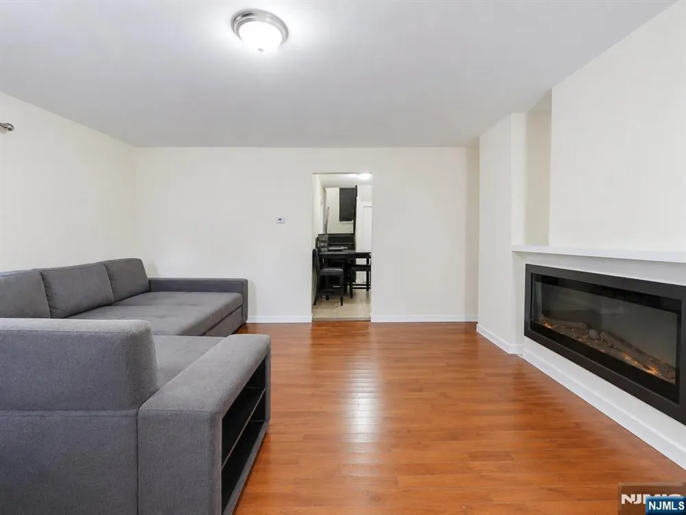 239 19th Street Newark, NJ 07103