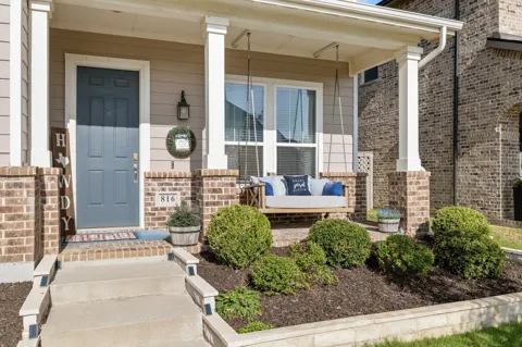 816 Pearl Place