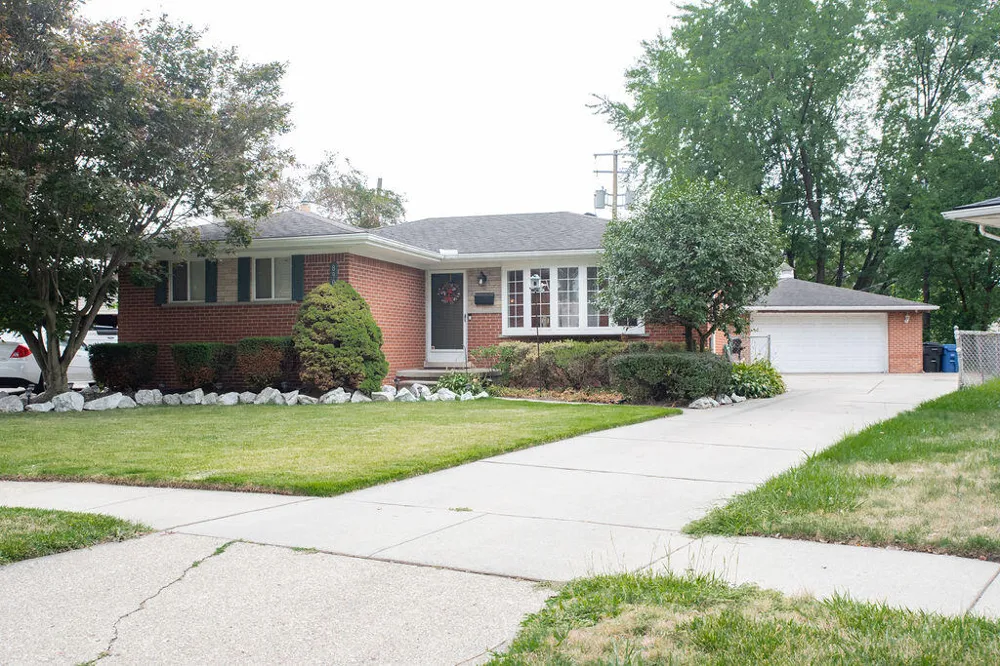 8905 Seminole Redford, MI 48239