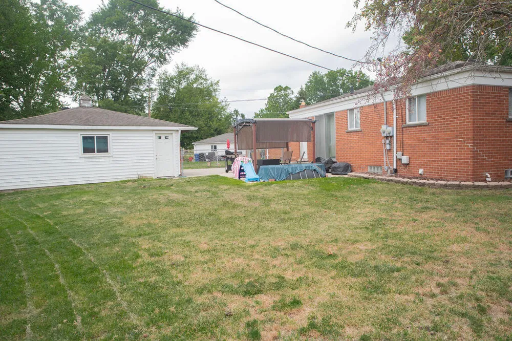 8905 Seminole Redford, MI 48239