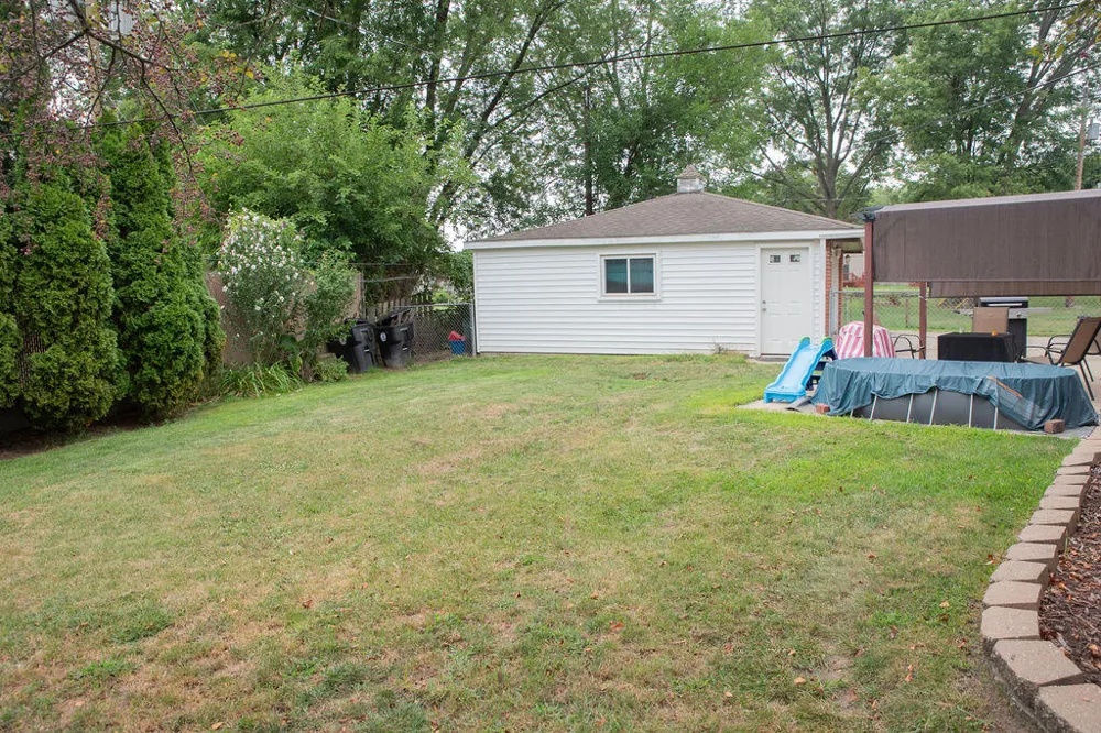 8905 Seminole Redford, MI 48239