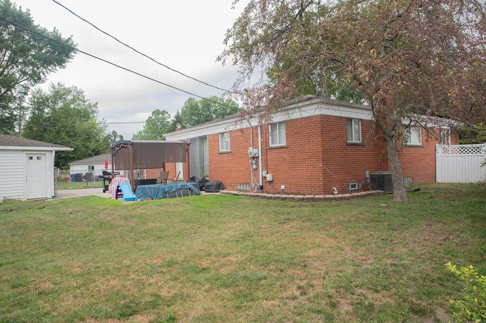 8905 Seminole Redford, MI 48239