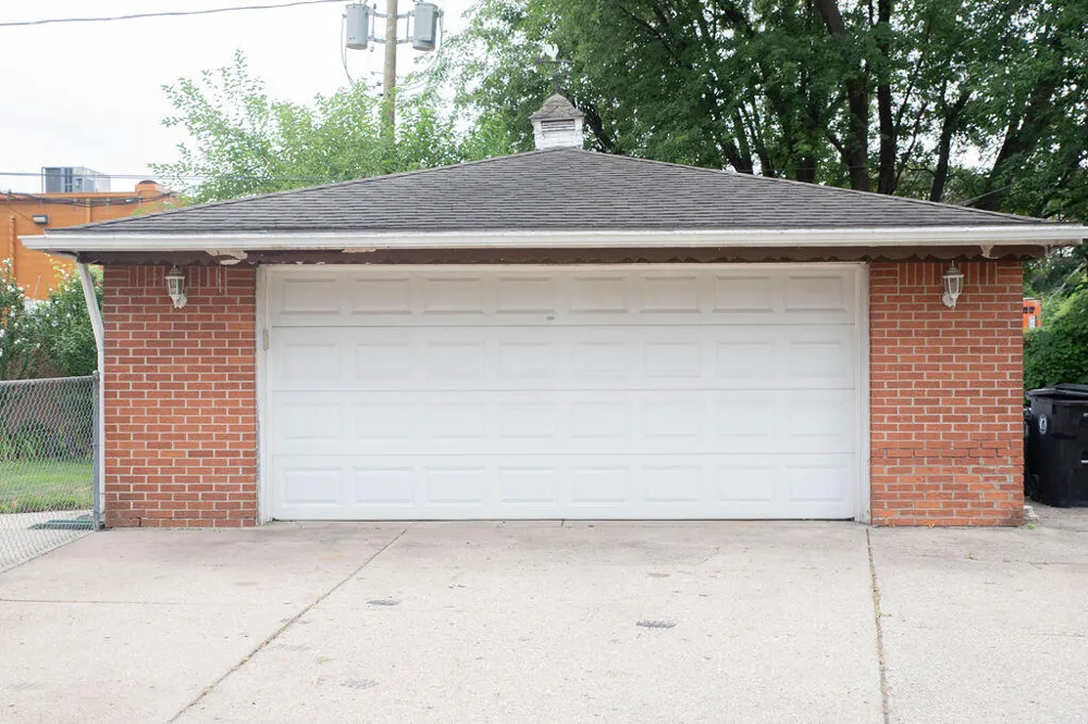 8905 Seminole Redford, MI 48239