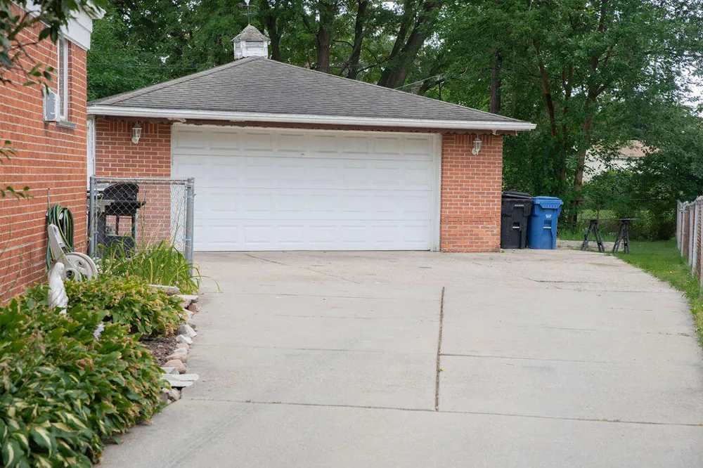 8905 Seminole Redford, MI 48239