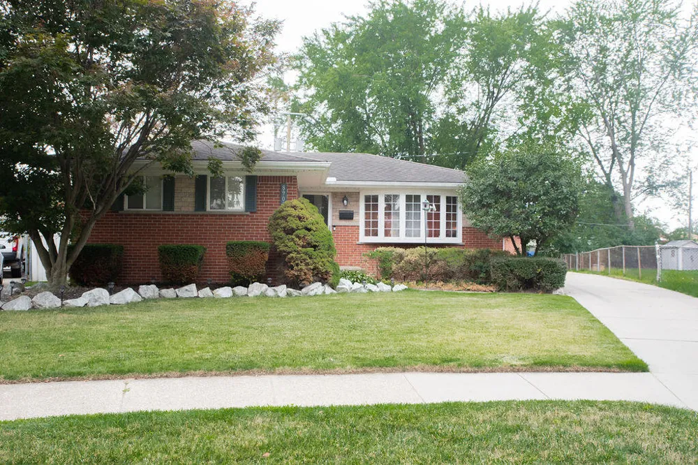 8905 Seminole Redford, MI 48239