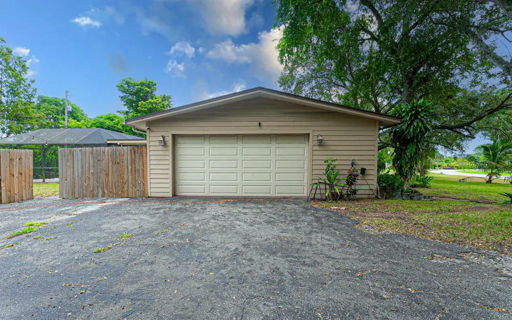 4511 E Country Club Circle Plantation, FL 33317