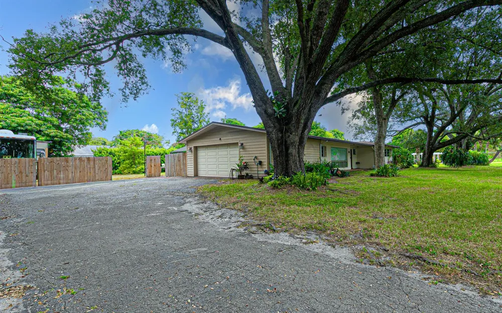 4511 E Country Club Circle Plantation, FL 33317