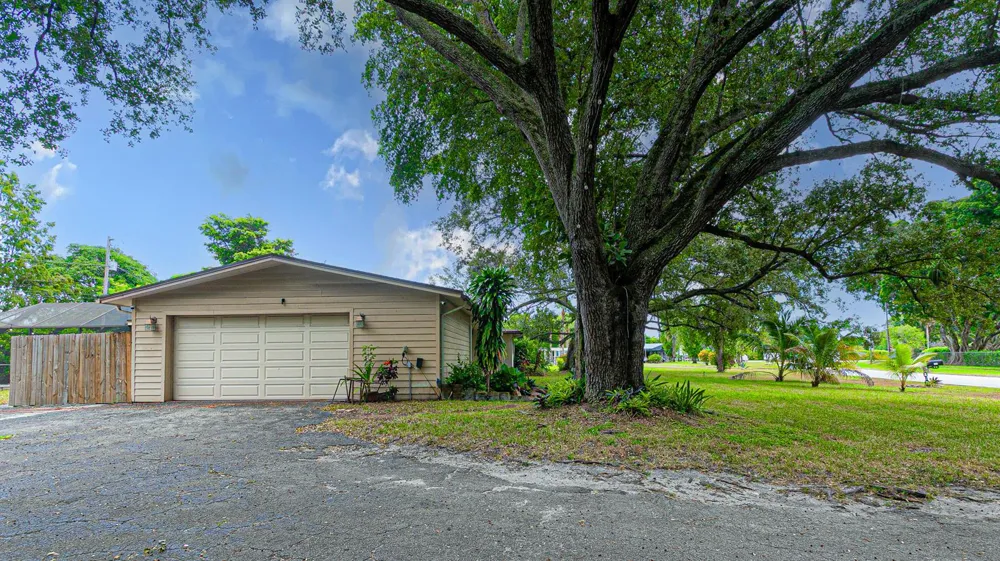 4511 E Country Club Circle Plantation, FL 33317