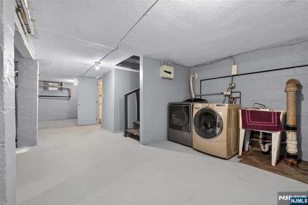 11 Stengel Avenue Newark, NJ 07112
