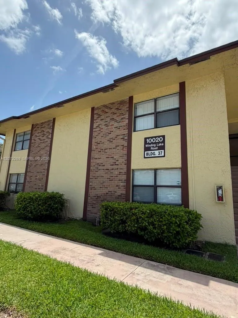 10020 Winding Lake Rd #104 Sunrise, FL 33351