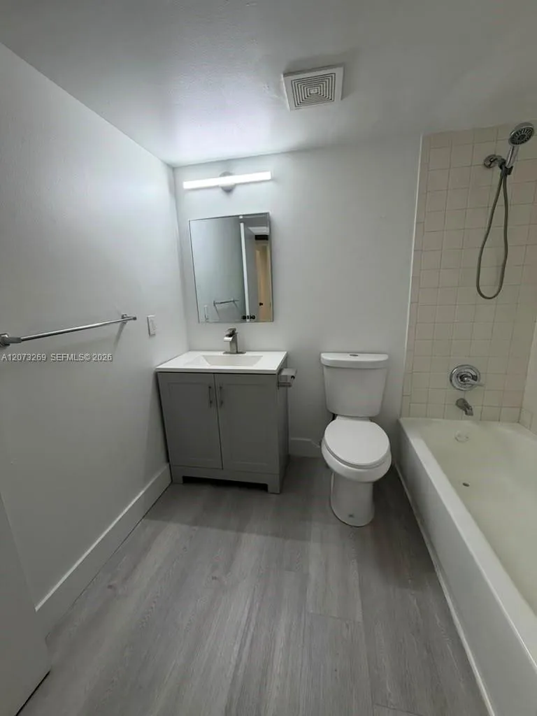 10020 Winding Lake Rd #104 Sunrise, FL 33351