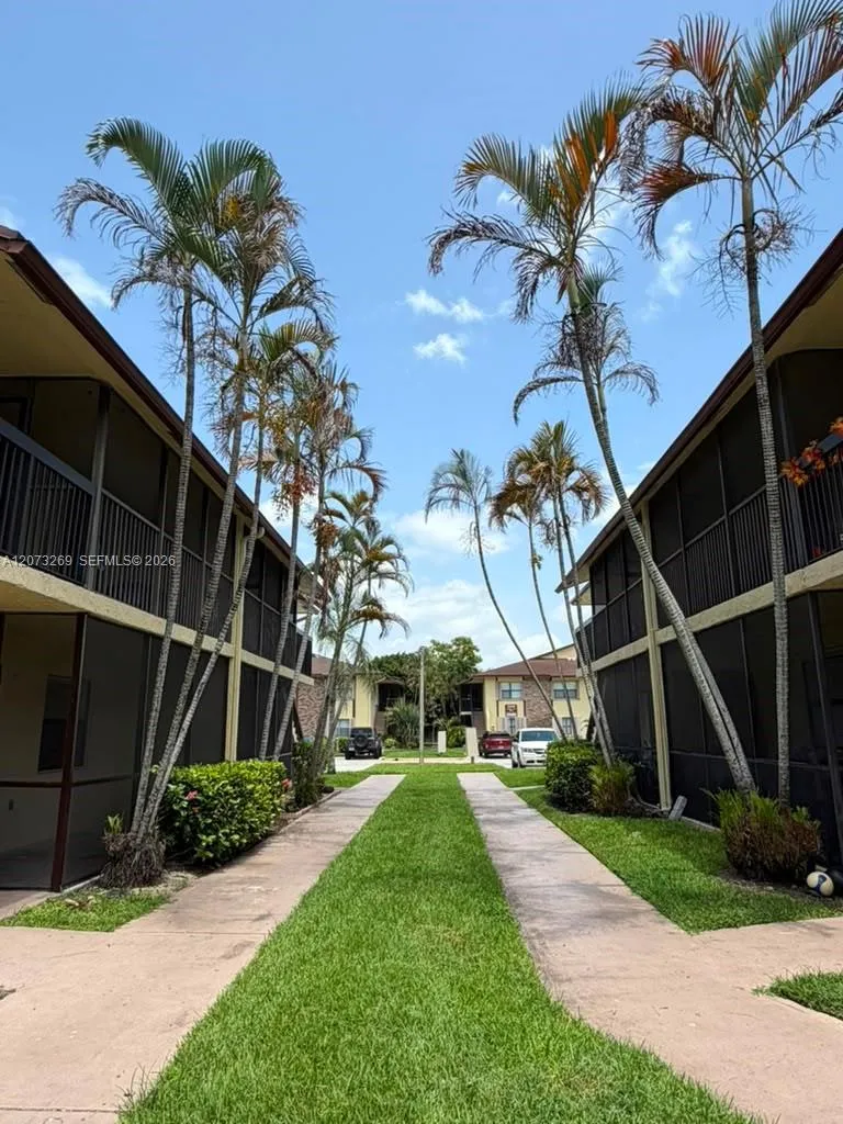 10020 Winding Lake Rd #104 Sunrise, FL 33351