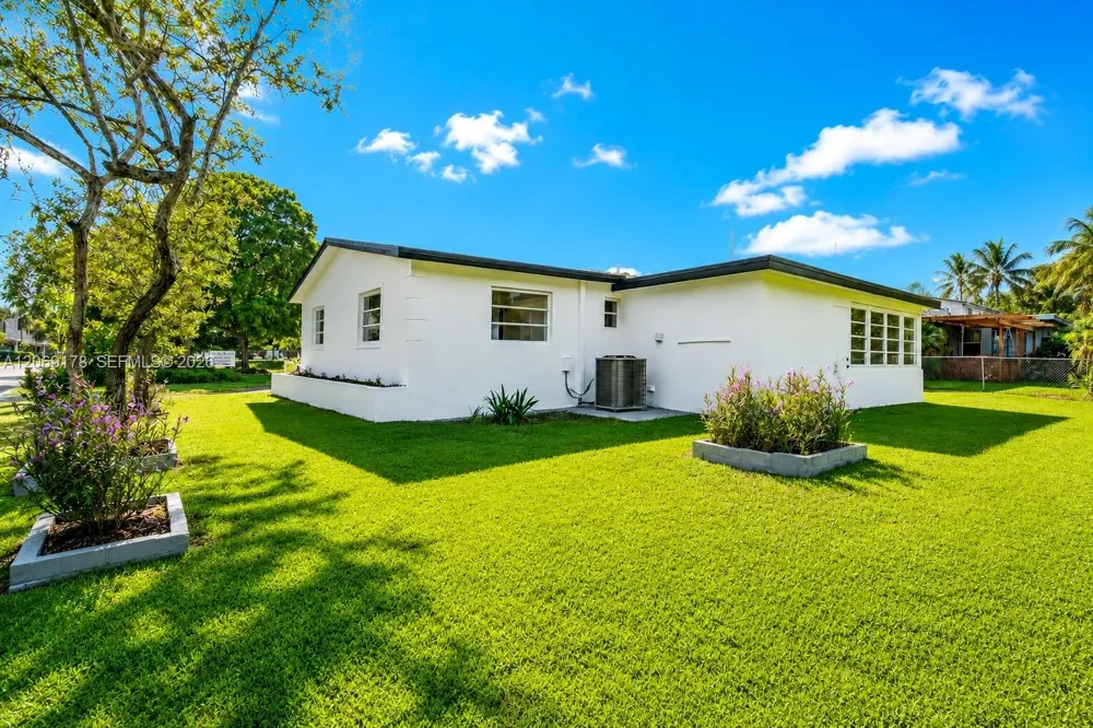1220 NE 8th St Pompano Beach, FL 33060