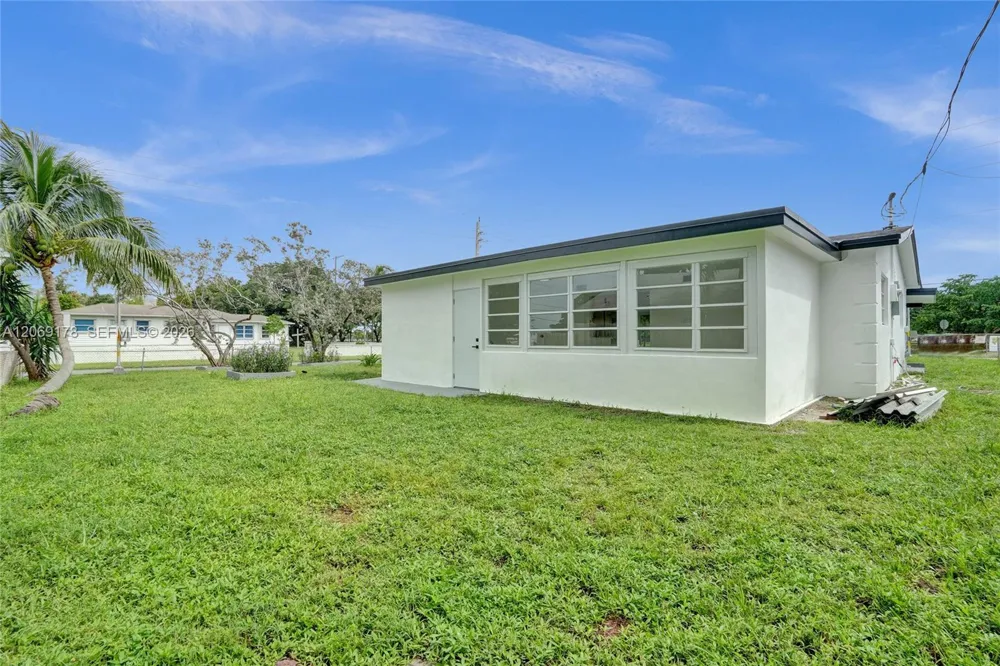 1220 NE 8th St Pompano Beach, FL 33060