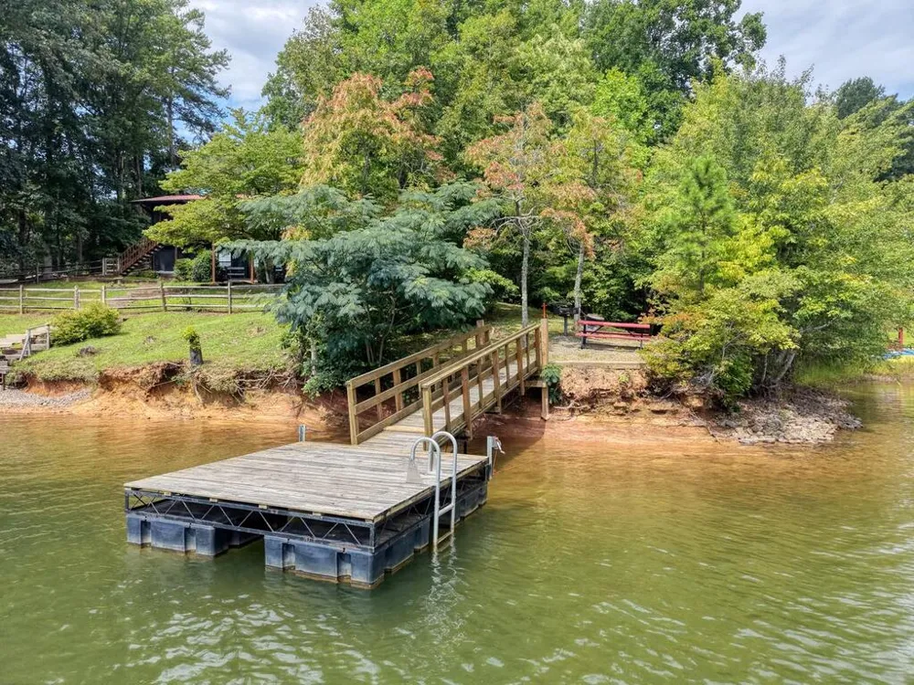 35 Chatuge Village Drive Hayesville, SC 29804