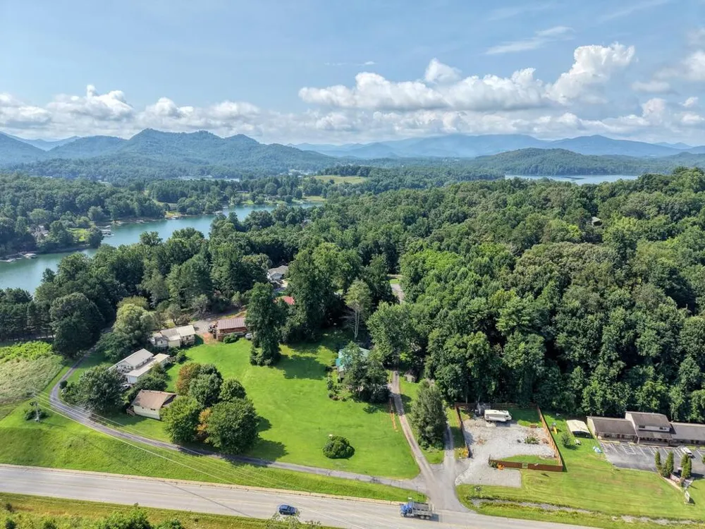 35 Chatuge Village Drive Hayesville, SC 29804