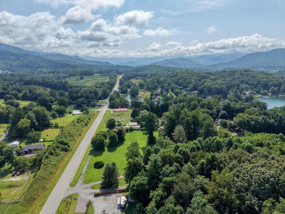 35 Chatuge Village Drive Hayesville, SC 29804