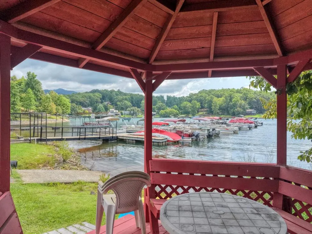 35 Chatuge Village Drive Hayesville, SC 29804