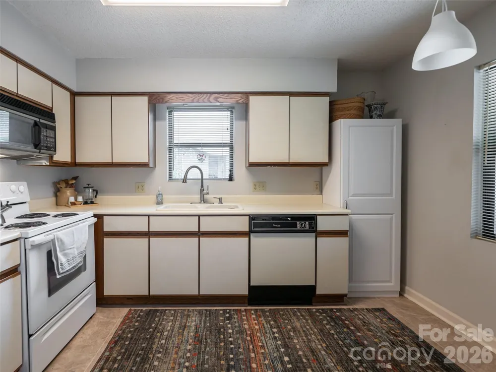 1406 Abbey Circle Asheville, NC 28805