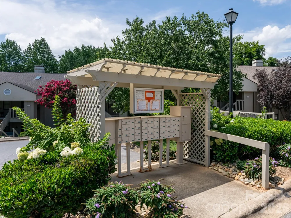 1406 Abbey Circle Asheville, NC 28805