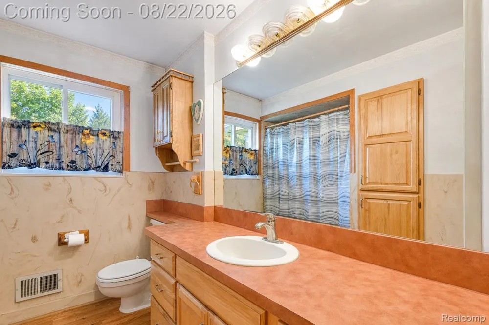 2388 Woodlawn Street Wolverine Lake Village, MI 48390