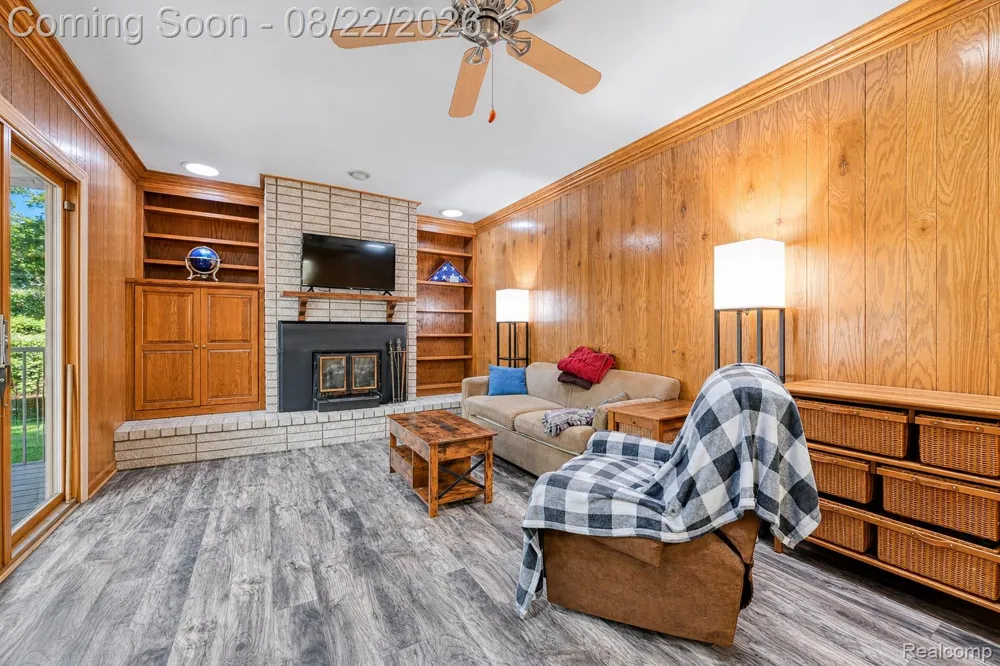 2388 Woodlawn Street Wolverine Lake Village, MI 48390