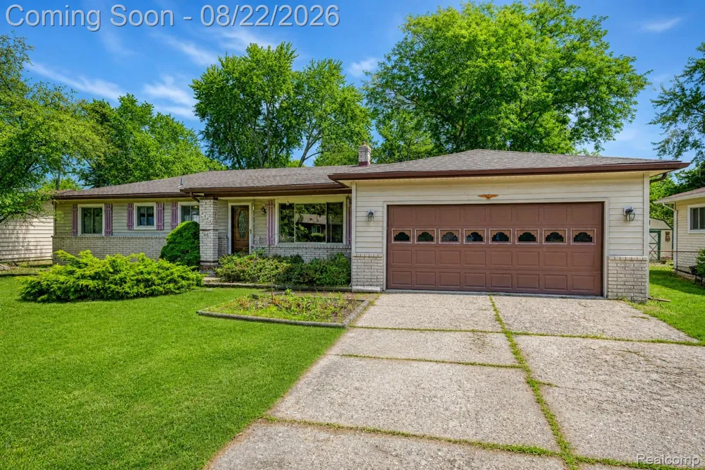 2388 Woodlawn Street Wolverine Lake Village, MI 48390
