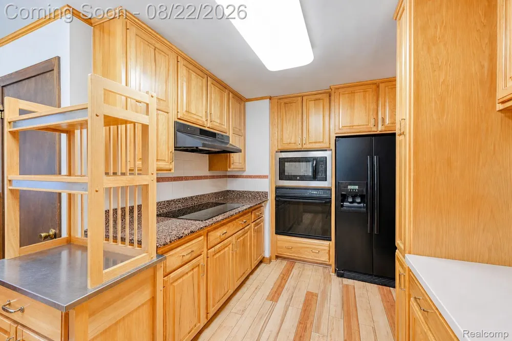 2388 Woodlawn Street Wolverine Lake Village, MI 48390