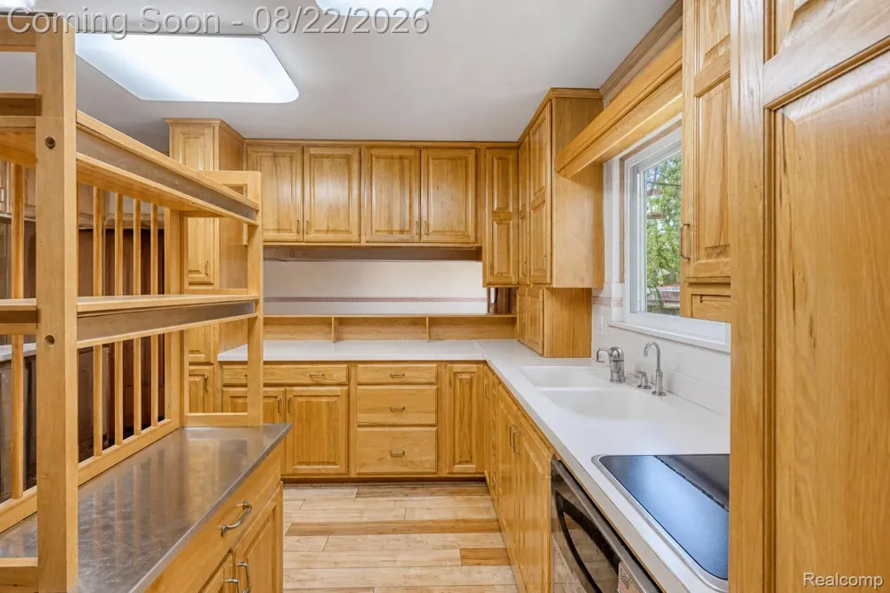 2388 Woodlawn Street Wolverine Lake Village, MI 48390
