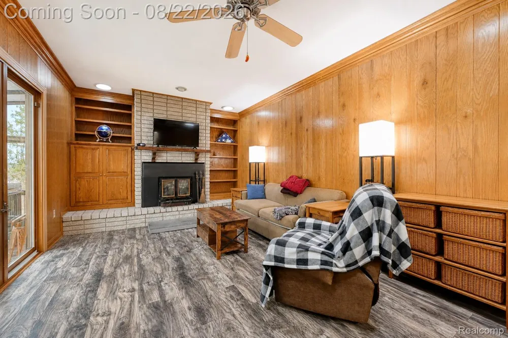 2388 Woodlawn Street Wolverine Lake Village, MI 48390