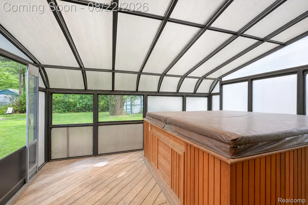 2388 Woodlawn Street Wolverine Lake Village, MI 48390