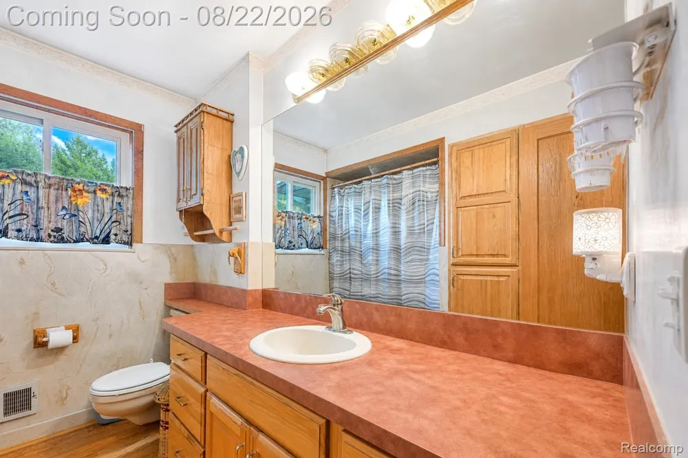2388 Woodlawn Street Wolverine Lake Village, MI 48390