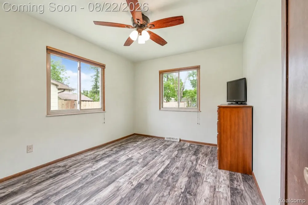 2388 Woodlawn Street Wolverine Lake Village, MI 48390