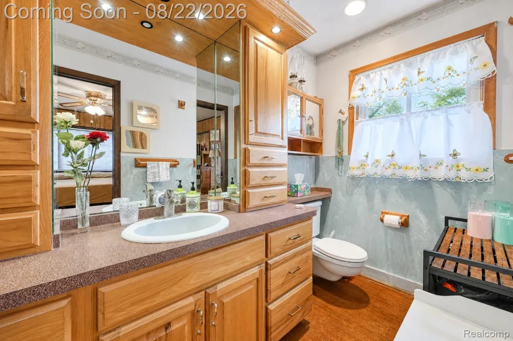 2388 Woodlawn Street Wolverine Lake Village, MI 48390