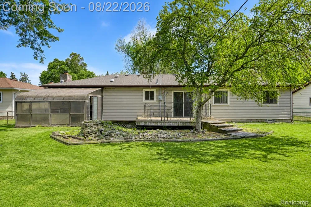 2388 Woodlawn Street Wolverine Lake Village, MI 48390