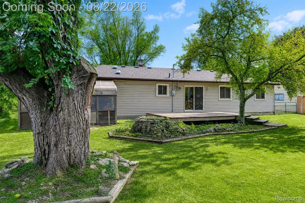 2388 Woodlawn Street Wolverine Lake Village, MI 48390