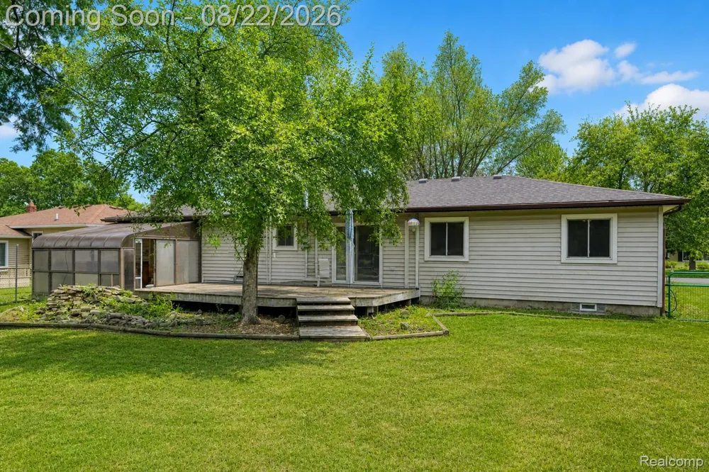 2388 Woodlawn Street Wolverine Lake Village, MI 48390