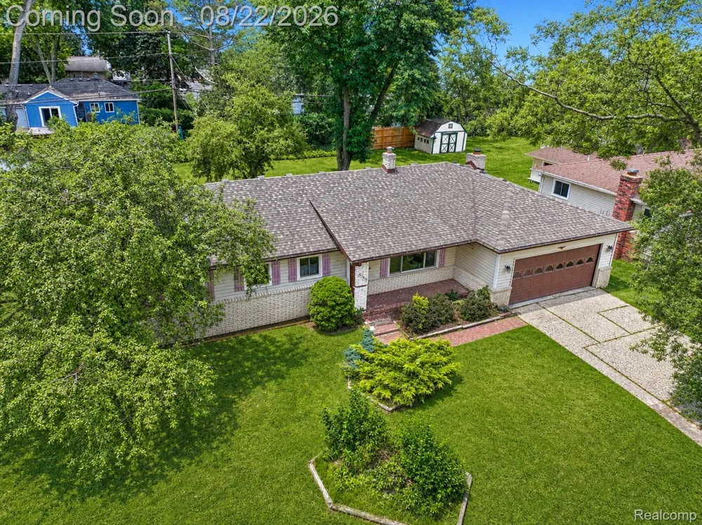 2388 Woodlawn Street Wolverine Lake Village, MI 48390