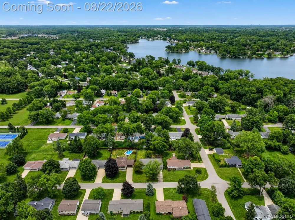2388 Woodlawn Street Wolverine Lake Village, MI 48390
