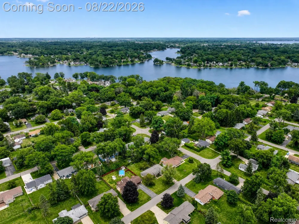 2388 Woodlawn Street Wolverine Lake Village, MI 48390
