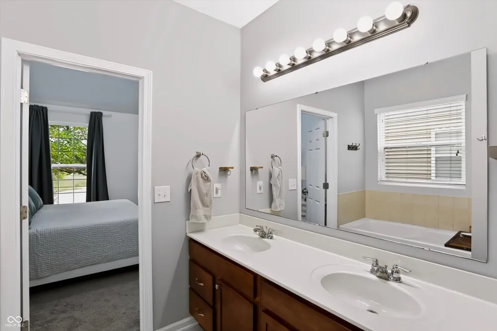 13175 Elster Way Fishers, IN 46037