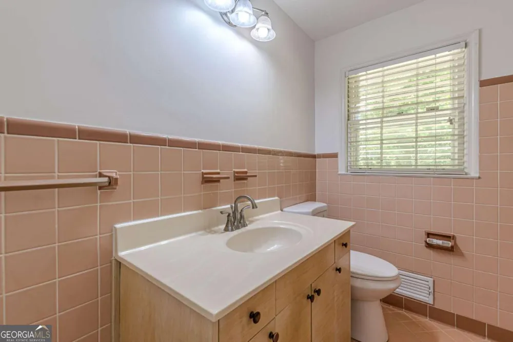 3483 Scenic DR East Point, GA 30344