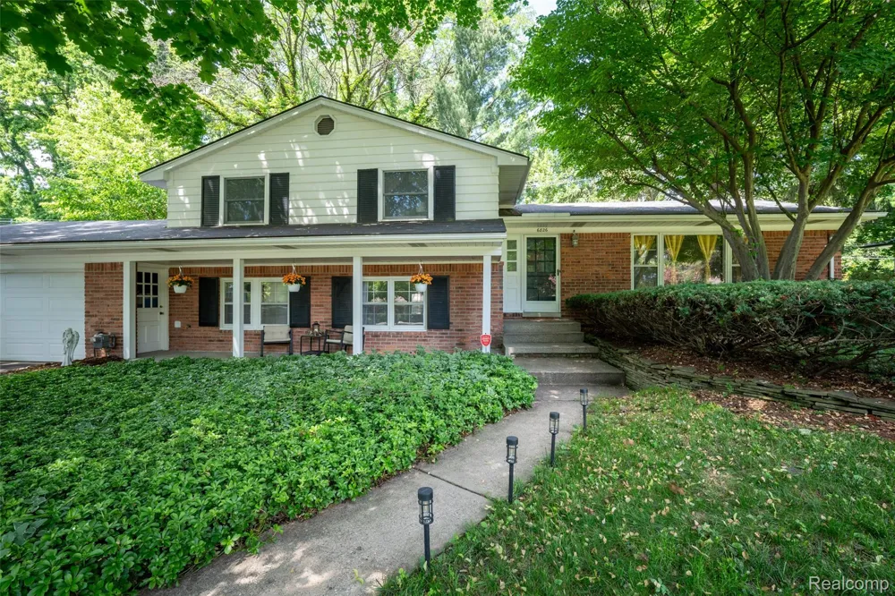 6826 Spruce Drive Bloomfield Hills City, MI 48301