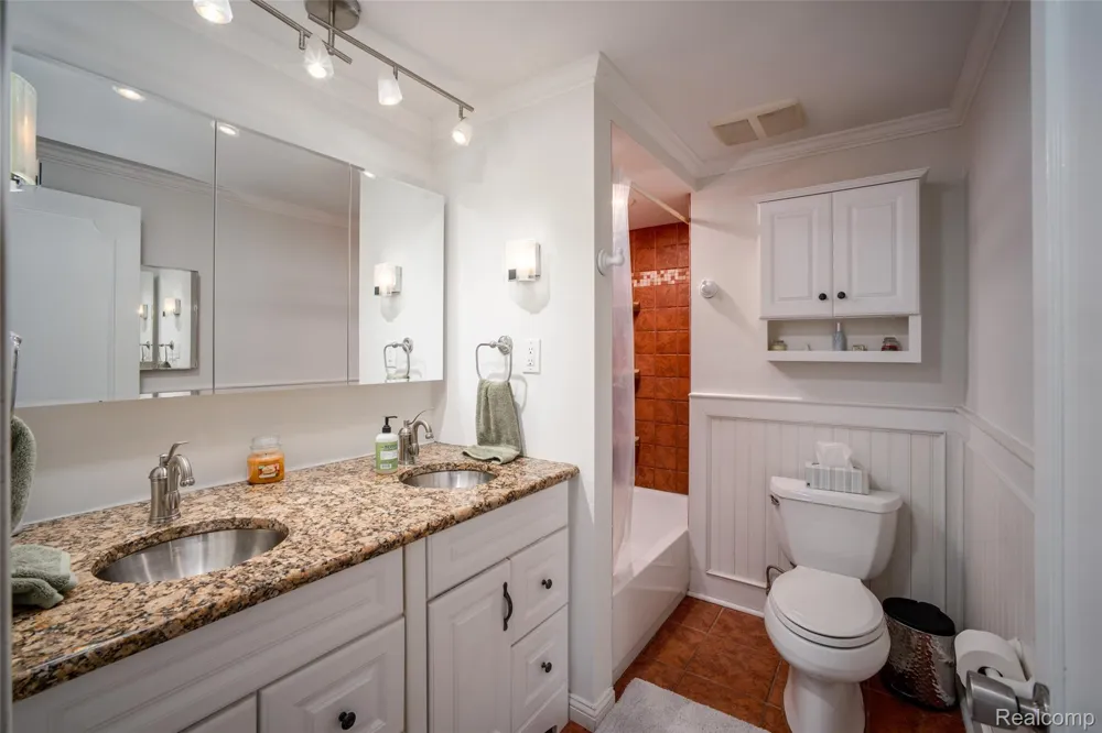 6826 Spruce Drive Bloomfield Hills City, MI 48301