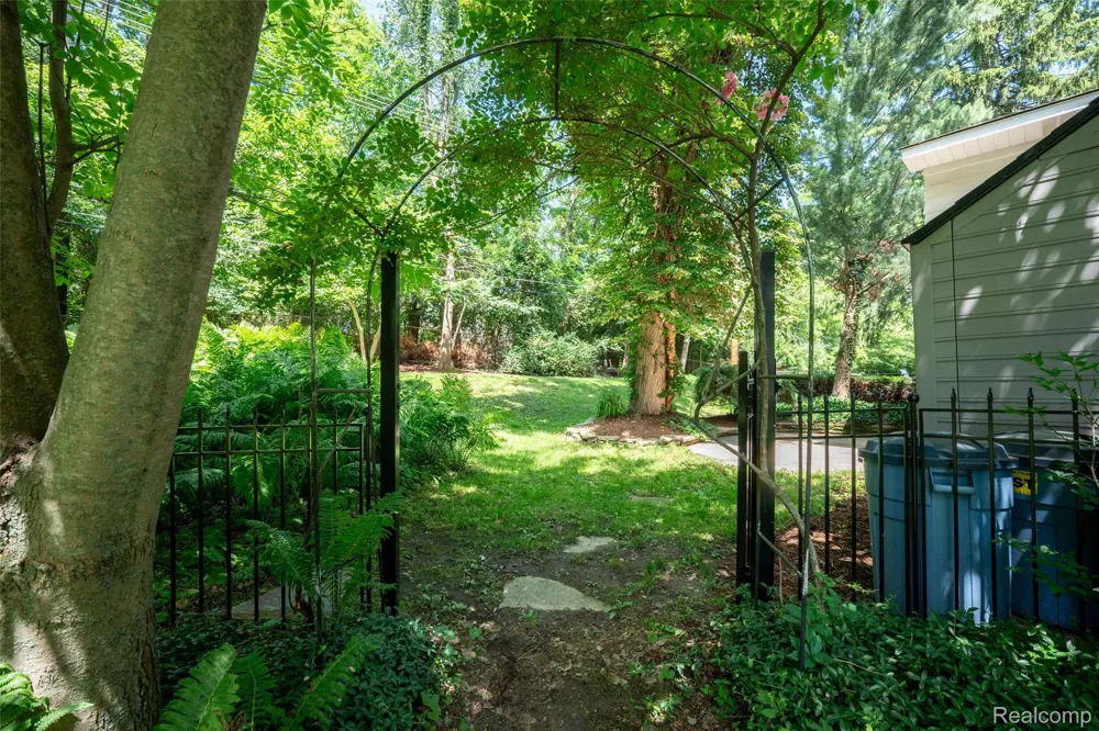 6826 Spruce Drive Bloomfield Hills City, MI 48301
