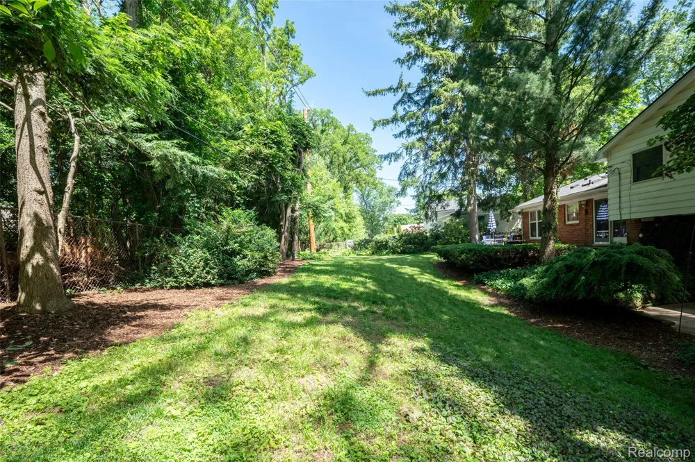 6826 Spruce Drive Bloomfield Hills City, MI 48301