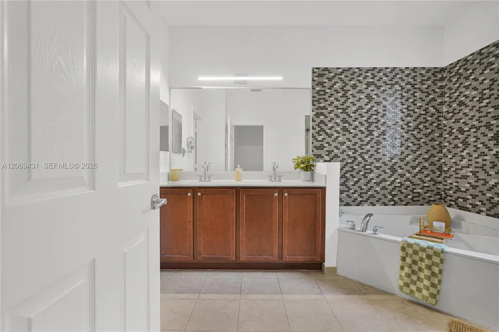 4818 Acadian Trl Coconut Creek, FL 33073